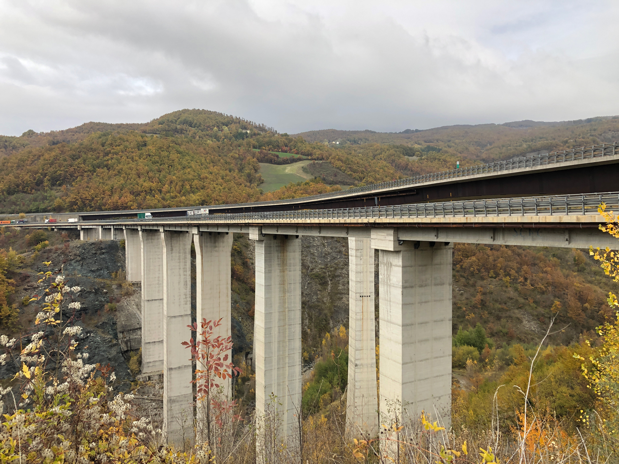 Viadotto autostradale a cassone misto acciaio-calcestruzzo con cavi esterni post-tesi